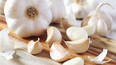 لربات البيوت.. حيل بسيطة لتخزين الثوم لفترة أطول 