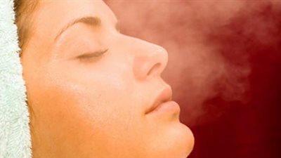 خطوات تنظيف البشرة  بالبخار في المنزل