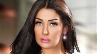 بباروكه وحذاء شتوي طويل.. غادة عبد الرازق تتألق بأحدث إطلالاتها