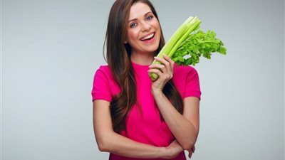 تفسير رؤية الكرفس في المنام للعزباء والمتزوجة والحامل