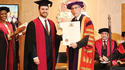 بعد حصول أيمن سعيد على الميدالية الذهبية للترميم.. متى أجريت أول عمليات التجميل؟