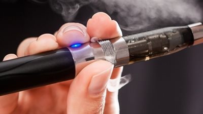 ما حكم استخدام السجائر الإلكترونية للتخلُّص من التَّدخين؟ «الإفتاء تُجيب»