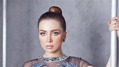 مي عز الدين تطلب الدعاء بعد تعرض والدتها لأزمة صحية   