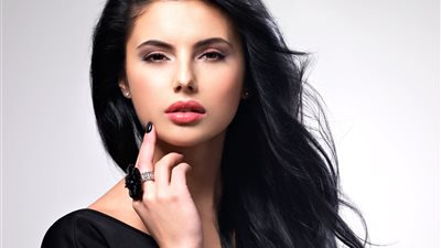 خطوات تطبيق مكياج مميز لصاحبات الشعر الأسود