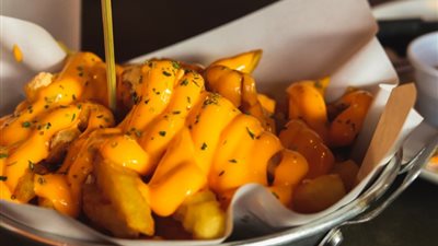 طريقة عمل البطاطس المقلية بالجبنة الشيدر