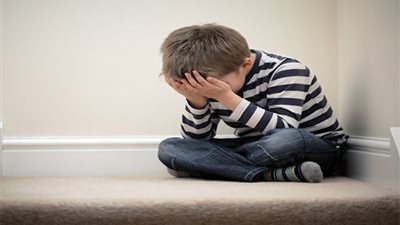 5 علامات تكشف أن طفلك يعاني من الحرمان العاطفي