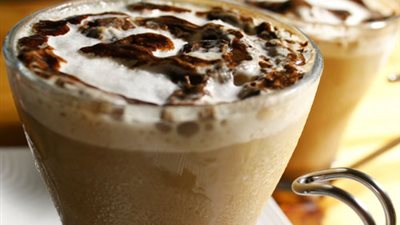 بطعم منعش ولذيذ.. طريقة تحضير مشروب اللاتيه المثلج 