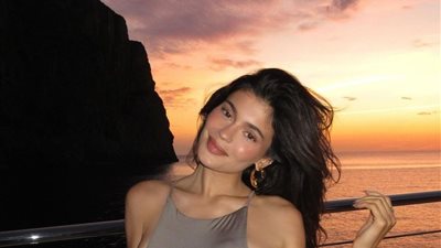 بإطلالة زفاف قصيرة.. كايلي جينر تثير الجدل في إسبانيا 