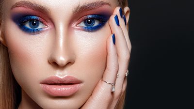 حيل ذكية لتطبيق الآيلاينر الملون لإطلالة عيون ساحرة