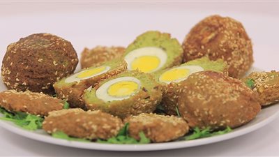 طريقة عمل الطعمية المحشية بالبيض المسلوق مثل المحلات