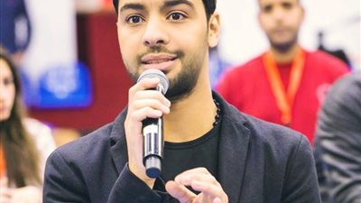 المطرب أحمد جمال يصدم شخصًا بسيارته والأمن يتحفظ عليه