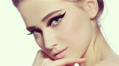 خطوات تطبيق آيلاينر عيون القطة كالمحترفين