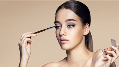 6 حيل ذكية بالمكياج لإخفاء تدلي الجفون 