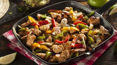  بخطوات بسيطة.. طريقة عمل شاورمة الدجاج بالخضروات