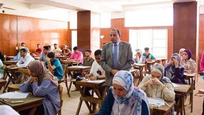 خريجة تؤدي الامتحان بدلا من طالبة سافرت للحج.. وتعليقات ساخرة من رواد السوشيال