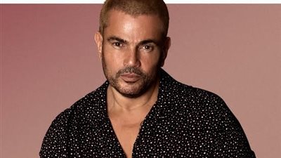 بعد صفعه لمعجب .. 4 سقطات أخلاقية لا تنسى للفنان عمرو دياب مع جمهوره