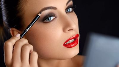 طرق بسيطة لرسم الحواجب بالمكياج حسب شكل العين