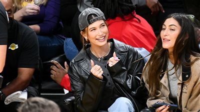 هايلي بيبر تستعرض حملها في صورة سيلفي جديدة بالمرآة والجمهور يتكهن جنس المولود 