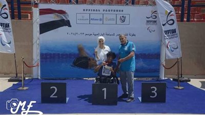 «بشار محمد» يهدي فوزه بذهبية كأس مصر للسباحة البارالمبية لأمه