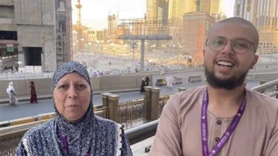  بكاء شاب يتحول إلى فرحة هستيرية أمام الحرم المكي بسبب والدته ،صور