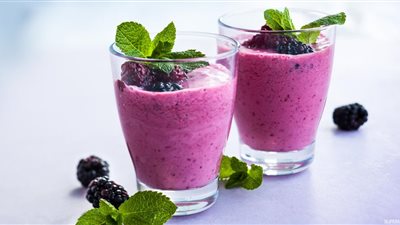 طريقة عمل سموثي الكرز و التوت الأسود