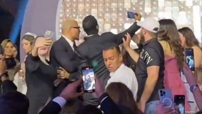 صاحب الصفعة يطلب تعويض مليار جنيه من عمرو دياب