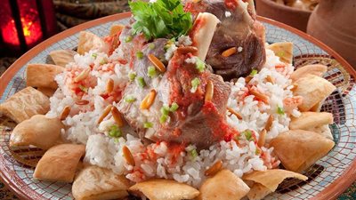 أكلات عيد الأضحى .. طريقة عمل فتة اللحمة بالخل والثوم