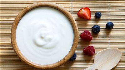 تفسير رؤية الزبادي في المنام للعزباء والمتزوجة