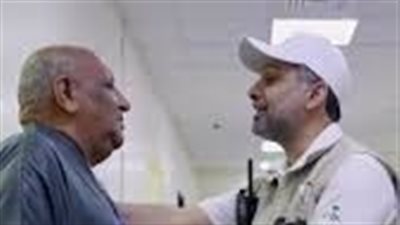 موقف مؤثر لوزير الصحة السعودي مع حاج عراقي يشعل مواقع التواصل