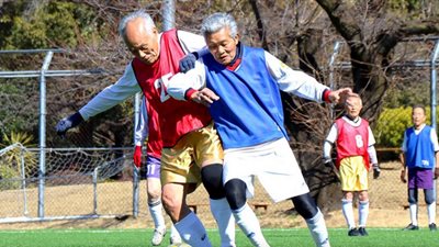 ظاهرة خارقة للطبيعة.. دوري كرة قدم جميع لاعبيه فوق الـ80 عامًا