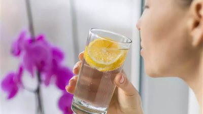  10 فوائد لشرب الماء الدافئ بالليمون على الريق