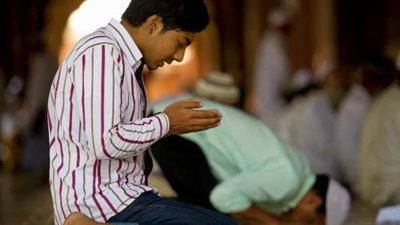  هل يجوز للمجهد من العمل صلاة الفرائض جالسًا؟ «الإفتاء تُجيب»