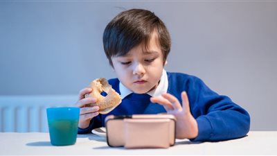 دراسة حديثة تكشف خطورة استخدام الأطفال للهاتف أثناء تناول الطعام