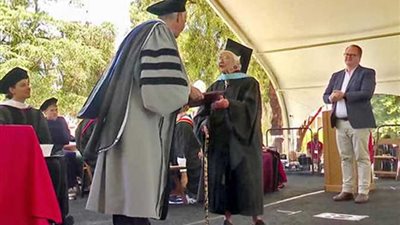 أمريكية عمرها 105 أعوام تحصل على درجة الماجستير