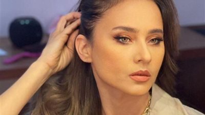 نيللي كريم تتألق بإطلالة ساحرة بفستان أصفر دهبي