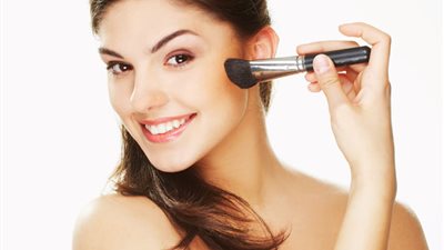 نصائح بسيطة لجعل المكياج يدوم على البشرة الدهنية