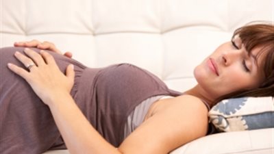 الجانب الأيمن أم الأيسر.. ما أفضل وضع للنوم أثناء الحمل؟