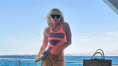 بإطلالة جرئية.. مي حلمي تثير الجدل بنشر صورها بـ«المايوه»