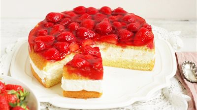 طريقة عمل كيكة الجيلي بالفراولة