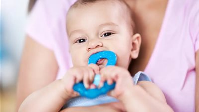 4 طرق فعالة لتخفيف آلام التسنين عند الرضع