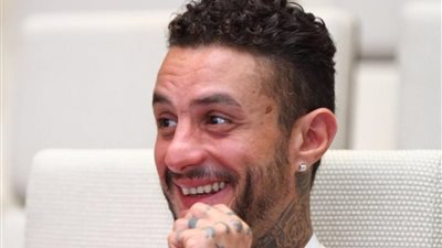 بعد انتقاد أحمد سعد بسبب الحلق.. مشاهير يثيرون الجدل بإكسسوارات غريبة 