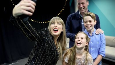 لأول مرة.. تايلور سويفت تنشر صورة تجمعها بالأمير ويليام وأطفاله 