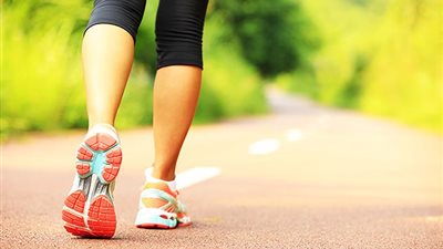 دراسة: المشى لمدة ساعتين أسبوعيًا يخفف آلام الظهر