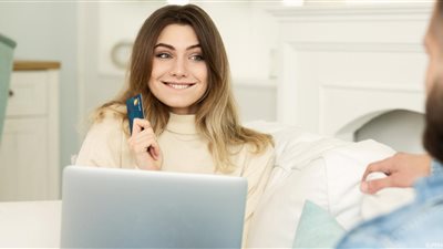 كيف تطلبين المال من زوجك بطريقة ذكية تجعله يستجيب فورًا؟