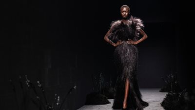 السعودي محمد آشي يفتتح أسبوع الأزياء الراقية في باريس (صور)  