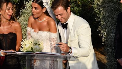 التركي تولغا ساريتاش يحتفل بحفل زفافه وعروسته تطالها انتقادات عنصرية 