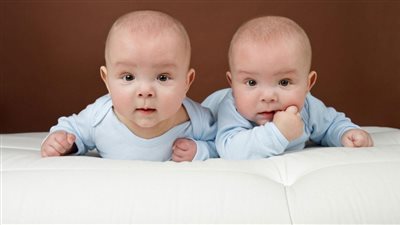 تفسير حلم رؤية التؤام في المنام.. وارتباطها بالمال والفشل وفسخ الخطوبة