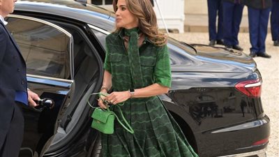 الملكة رانيا تنشر صورة لطيفة لولي العهد الأمير الحسين وزوجته رجوة في عيد ميلاده 