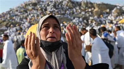 من أطهر بقاع الأرض.. ارتقاء 8 نساء على جبل عرفات في 24 ساعة 