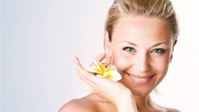 خلطات طبيعية فعالة لتفتيح البشرة الجافة